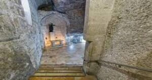 "مغارة الصليب".. المكان الذى عثرت فيه الملكة هيلانة علي الصليب المقدس 