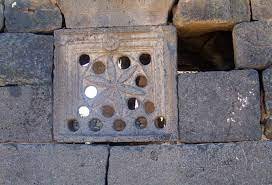 النقش لرمز الصليب على دير يوحنا المعمدان ( الجامع العمري)على الجدار الغربي الجنوبي مع كتابة بالعربية غير المنقطة