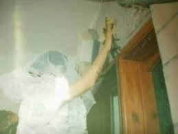 العروس تلصق العجين على باب بيتها الزوجي