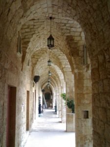 رواق الطبقة الارضية للدير