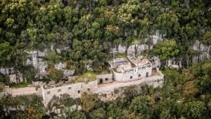 دير سيدة النوريةبين الخضرة في رأس الشقعة