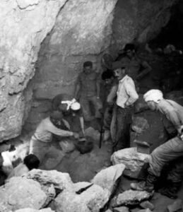 بداية أعمال البحث والتنقيب عن المخطوطات في داخل كهوف قمران بالبحر الميت