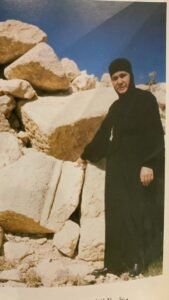 الام كاترين ابي حيدر بين اطلال الشاروبيم قبل الشروع باعادة بعثه