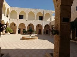 رواق الطبقة الارضية في الدير