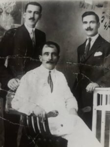 صورة عائلية تجمع جدي ديكران وشقيقه ووالدهما في مس صالمصاط بمنطقة فان في بيت العائلة