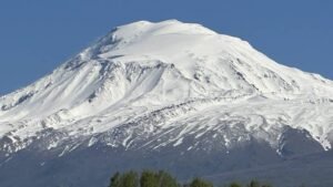 جبل ارارات وقمته المغطاة بالثلوج على مدار هنا حطت سفينة نوح وفق التقليد الارمني