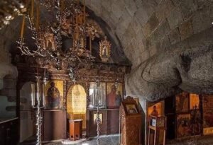 هل الرسول يوحنا الحبيب مات أم انتقل؟