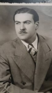 خالي فريج اواكيميان وهو ثاني ابناء ديكران بعد اراكسي وكان يريده ان يكون احد قادة الجيش الأرمني وقد اسماه فريج على اسم عمه ويعني الثأر ولكن المسكين بدوره قضى مأسوفا على شبابه وعمره خمسون سنة بالمرض الخبيث