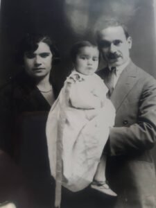 القائد الارمني الفدائي جدي لأمي ديكران اواكيميان وزوجته جدتي وداد طحان وابنته البكر خالتي اراكسي