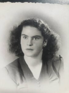 والدتي امي روزيت اواكيميان وهي ابنة 13 سنة قبل زواجها بوالدي جورج زيتون بسنة واحدة وهي الثالثة في ترتيب اولاد ديكران ووداد 