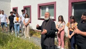 المتروبوليت اسحق في فناء الدير مع بعض الرعية