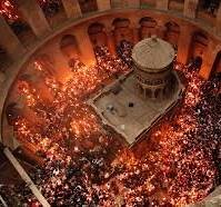 النور المقدس يملأ كنيسة القيامة ويشعل كل القناديل والشموع بيد الناس بسرعة البرق ولمدة نصف ساعة ناره لاتحرق...