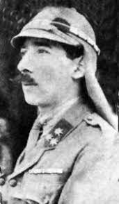 الزعيم فخري البارودي ببزته العسكرية