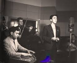 صورة نادرة جداً للفنان  حليم الرومي أبُ الفنانة الشهيرة ماجدة الرومي وهو يغني في استديو يافا عام1938م 