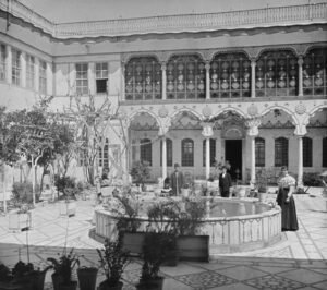 بيت عائلة الوزير توفيق شامية عضو المجلس الملي الارثوذكسي الدمشقي في منطقة سفل التلة بدمشق القديمة مطلع القرن 20 وبعض افراد الاسرة