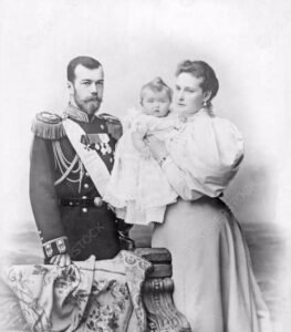 القيصر الروسي نقولا الثاني والقيصرة وطفلهما