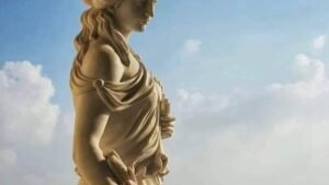 تخليدها بتمثال