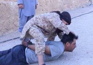 طفل داعشي يذبح مواكنا سورياً