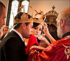 وضعت على رأسيهما كليلاً من حجر كريم...