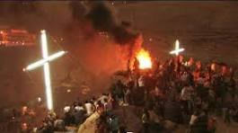 القاء قرامي الاشجار المشتعلة من القمم على معلولا