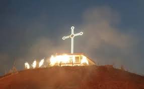 الصليب والشعلة في قمم معلولا