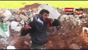 الارهابي ابو صقار يأكل قلب الجندي السوري الشهيد