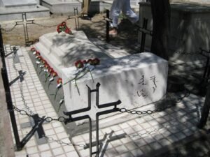 ضريحها في مقبرة البروتستانت بدمشق