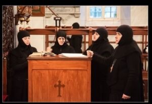 جوقة الكنيسة من راهبات الدير