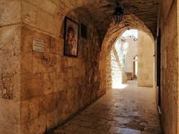 مدخل الدير المقنطر الى صحن الدير