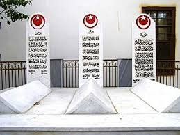 اضرحة الطيارين الثلاثة القتلى في الجامع الاموي بجوار قبر صلاح الدين الايوبي