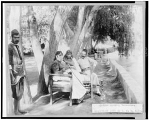 في إحدى حدائق دمشق. الصورة تعودة للفترة الزمنية بين 1890-1900 (مكتبة الكونغرس)