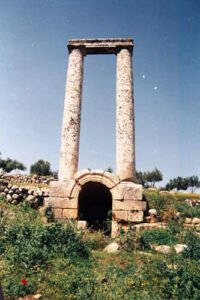 مدفن “وادي القبور”.. رموز وثنية وكتابات يونانية