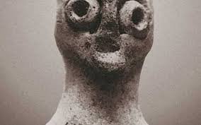 احدى المنحوتات المكتشفة في التل