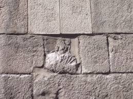 منحوتة الرب يسوع الرومية على جدار كاتدرائية دمشق الجنوبي ( الجامع الاموي)