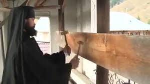 راهب ينقس الناقوس او يدق الناقوس