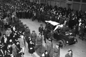 جنازة هاشم الأتاسي عام 1960 وقد لف جثمانه بالعلم السوري 