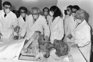 حدد الفريق العلمي برئاسة البروفيسور ليونيل بالو (في المنتصف)، مدير متحف الإنسان، برنامجا تفصيليا لأخذ عينات من المومياء