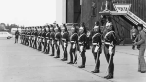 الحرس الجمهوري الفرنسي أثناء مراسم استقبال رسمية لمومياء الملك رعمسيس الثاني في باريس