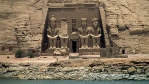 واجهة معبد أبو سمبل الذي شيده الملك رمسيس الثاني في أقصى جنوبي مصر