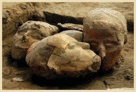 بعض الجماجم البشرية المكتشفة في تل اسود