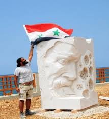 منحوتة القديس افرام السوري وواءمها الفنان الياس بالعلم السوري