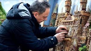 بذور الزيتون تتحول إلى تحف فنيّة بأنامل فنان سوري