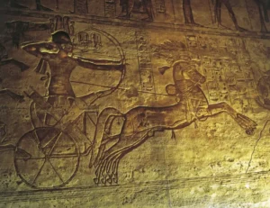 نقش للملك رمسيس الثاني أثناء حملته العسكرية ضد الحثيين، راكبا عربته الحربية وحمل قوسا وسهما في معركة قادش