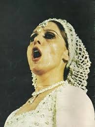 …وتبقى الطفلة التي نسيها الزمان ع سطح الجيران