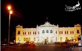 واجهة محطة الخط الحديدي الحجازي للقطارات بدمشق وامامها نصب الشهيد الطبيب مسلم البارودي