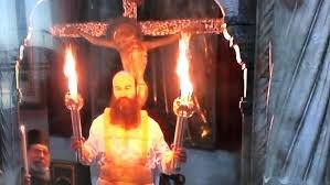 بطريرك اورشليم يخرج من القبر المقدس ومعه شعلة فبض النور