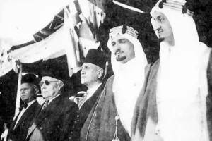 هاشم الأتاسي (الثالث يمين) مع الملك فيصل بن سعود (يمين) ورئيس الوزراء فارس الخوري