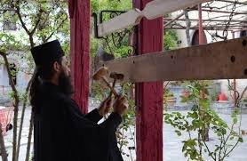 راهب الدير يطرق الناقوس للصلاة