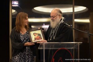 غبطته يكرم السيدة لينا ببركته الابوية