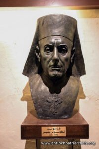 النصب البرونزي النصفي للمتروبوليت بشير في متحفه وبيته بدوما